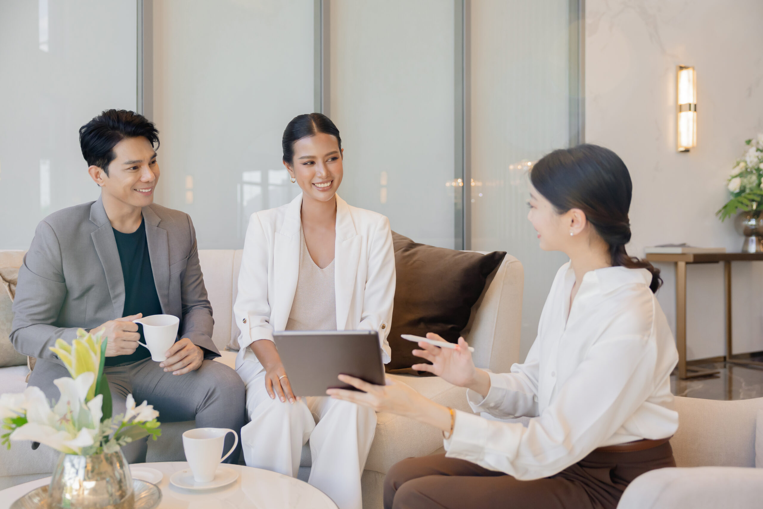 Longevity consultation between a couple and a VAANAA specialist in the Bang Saen clinic lounge